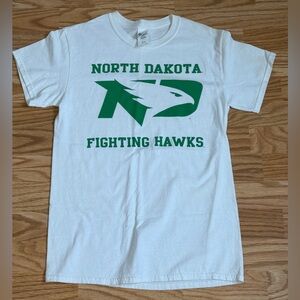 North Dakota Fighting Hawks White Graphic T-Shirt Gildan Women’s Small Cotton